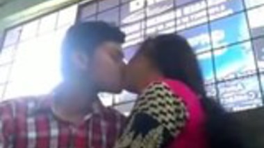 Desi Anty Kiss Mms - College Lovers Nude At Park Hot Kissing Video Mms porn video