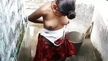 Indian Desi girl in the bathroom fully naked, era recording