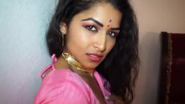 Seductive Dance by Mature Indian on Hindi song - Maya