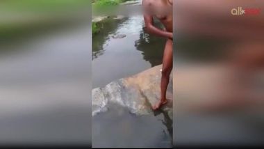 Desi Big Ass Aunty Outdoor Bath Captured By Neighbor