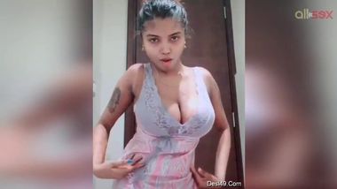 Chubby Desi Indian slut loves dirty sexy dancing on selfie cam