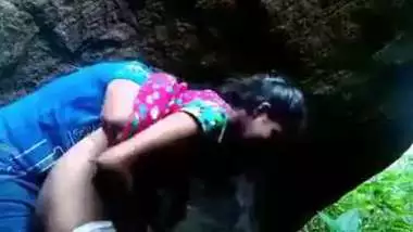 बड़े पत्थर के पीछे चुदाई करते इंडियन लवर्स