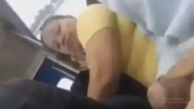 चलती बस में औरत ने हिलाया अनजान यात्री का लंड