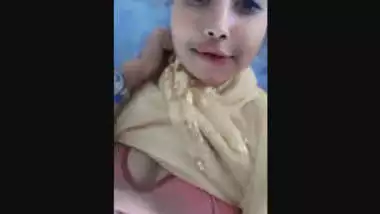 Desi Sexy Girl Showing Boobs