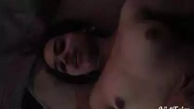 नंगी लेटी गर्लफ्रेंड के साथ किसिंग