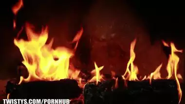 Sunny Leone needs help being unwd.