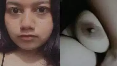 Desi cutie boobs show selfie video making viral MMS