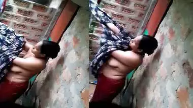 Wet bhabhi changing dress caught after nude bath