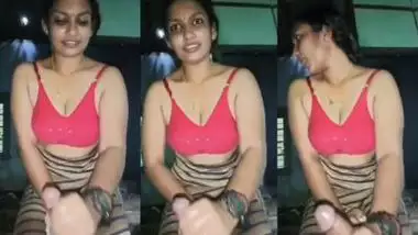 Big boob South Indian lady gives a handjob
