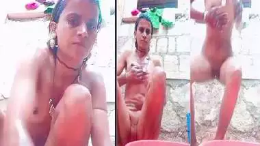 Slim village bhabhi bathing outdoor video making