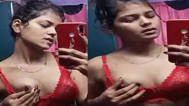 Super Indian maal playing with her nipple viral MMS