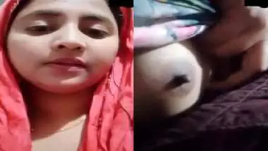Beautiful bhabhi round boobs showing with sharp nipples